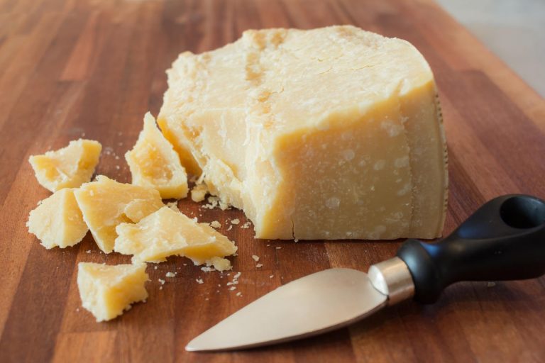 Известный врач назвал самый полезный сыр в мире