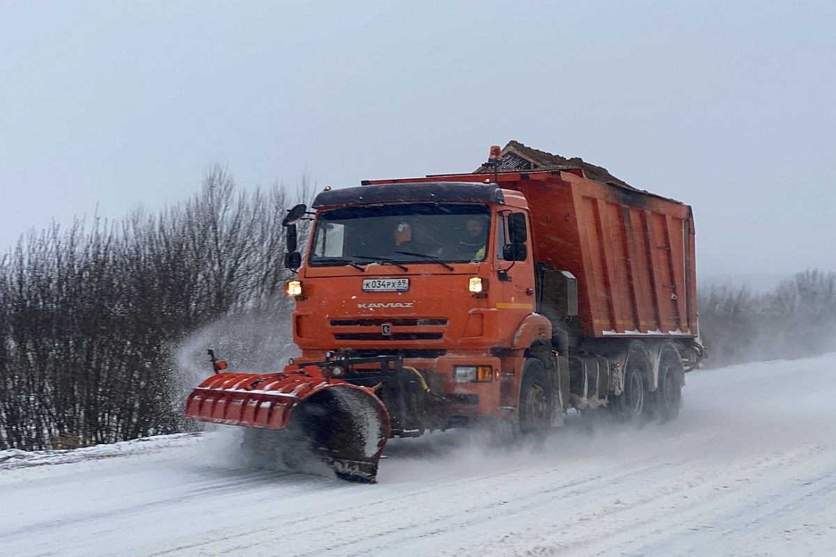Более 200 единиц техники расчищают от снега дороги Тверской области