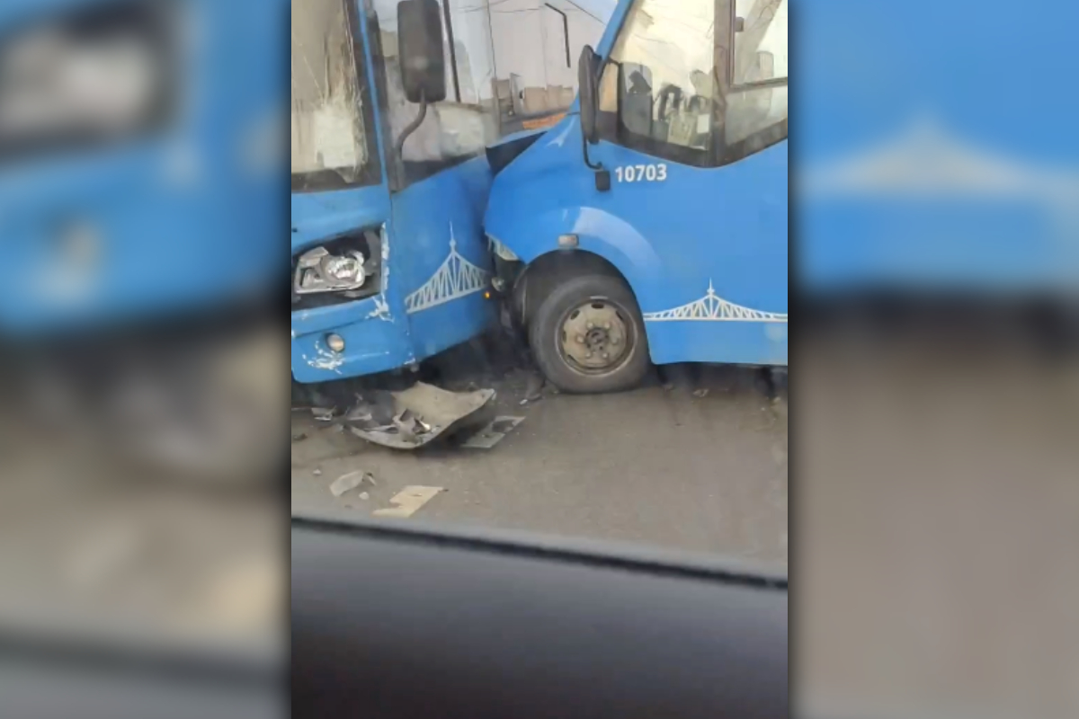 Автобус протаранил автобус у автовокзала в Твери