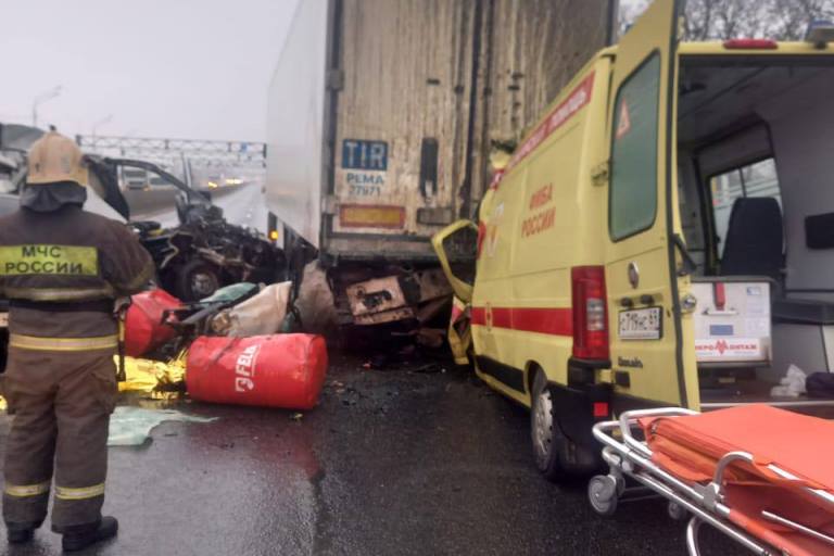Три человека погибли и трое пострадали в массовом ДТП на трассе М-10 в Тверской области