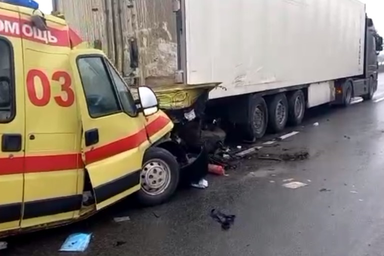 Три человека погибли и трое пострадали в массовом ДТП на трассе М-10 в Тверской области