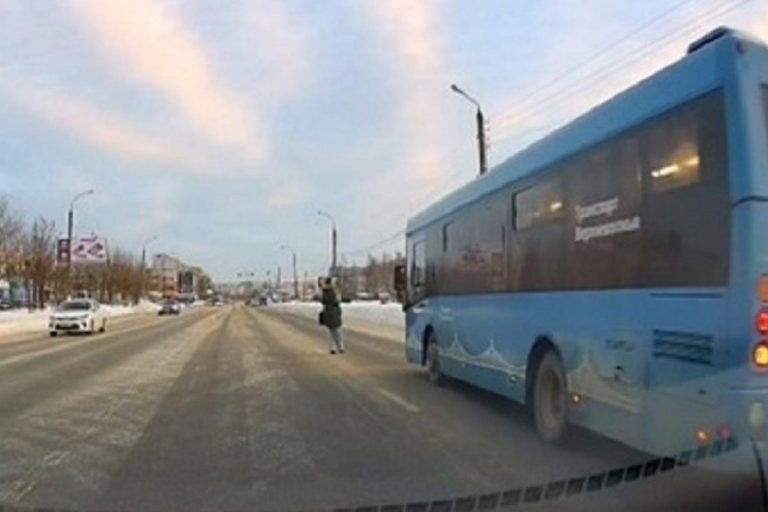 Автобус едва не сбил тверитянку, перебегавшую дорогу в неустановленном месте (видео)
