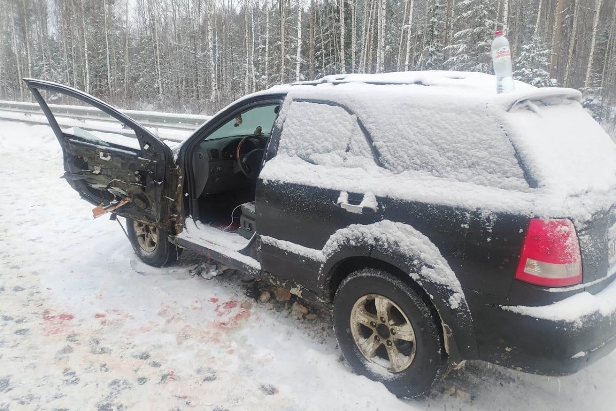 Легковушка протаранила два стоящих автомобиля на М-11 в Тверской области