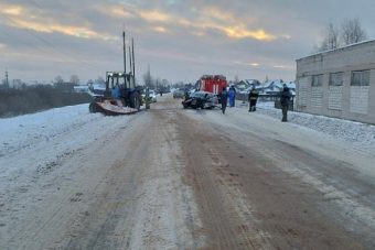 Два человека пострадали при столкновении трактора и легковушки в Тверской области