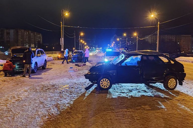 Девушка-водитель пострадала в тройном ДТП на мосту в Твери