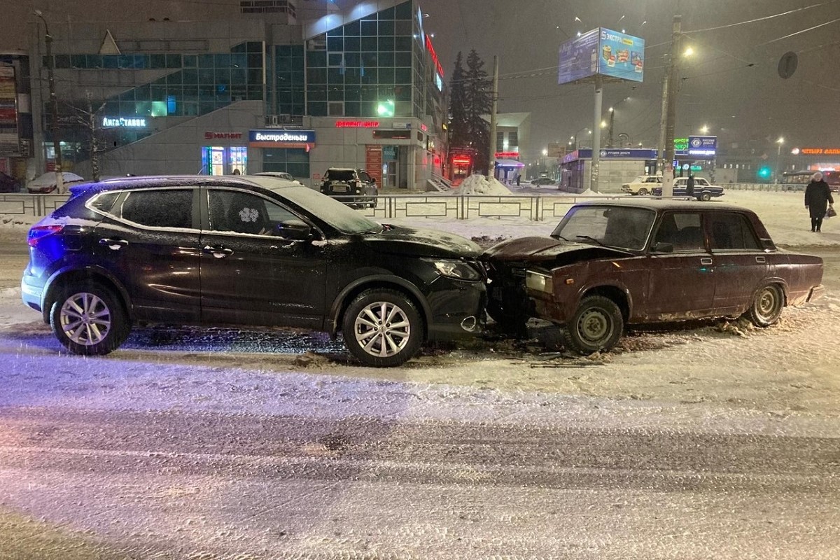 Лобовое ДТП произошло на проспекте Чайковского в Твери