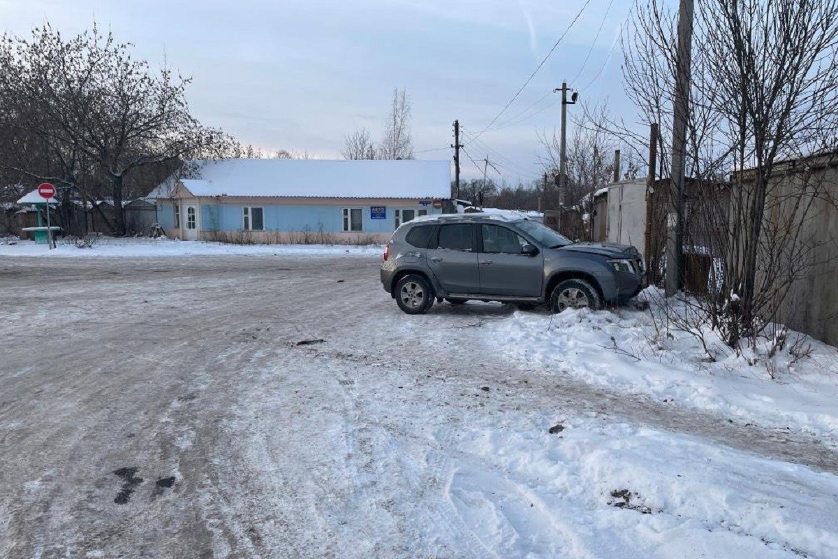 Кроссовер врезался в забор в Пролетарском районе Твери