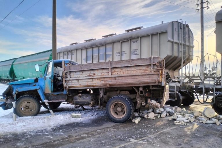 Товарный поезд врезался в грузовик в Тверской области