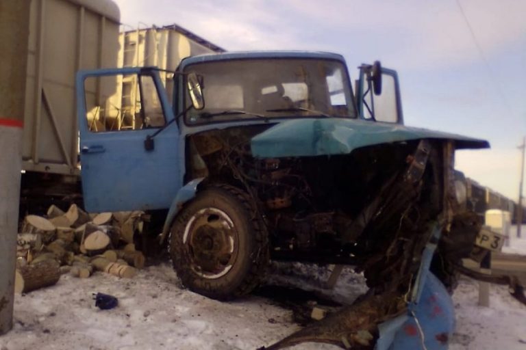 Товарный поезд врезался в грузовик в Тверской области