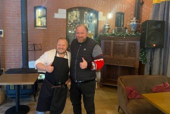 Шеф-повар всея Руси Константин Ивлев отведал настоящих пожарстких котлет в Тверской области