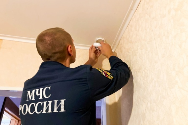 Дома многодетных семей в Тверской области оснащают пожарными извещателями