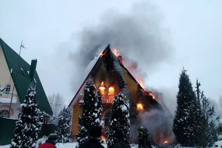 Двухэтажный дом с мансардой горел в Тверской области