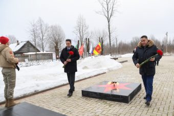 Игорь Руденя начал рабочий визит в Жарковский округ с посещения воинского захоронения