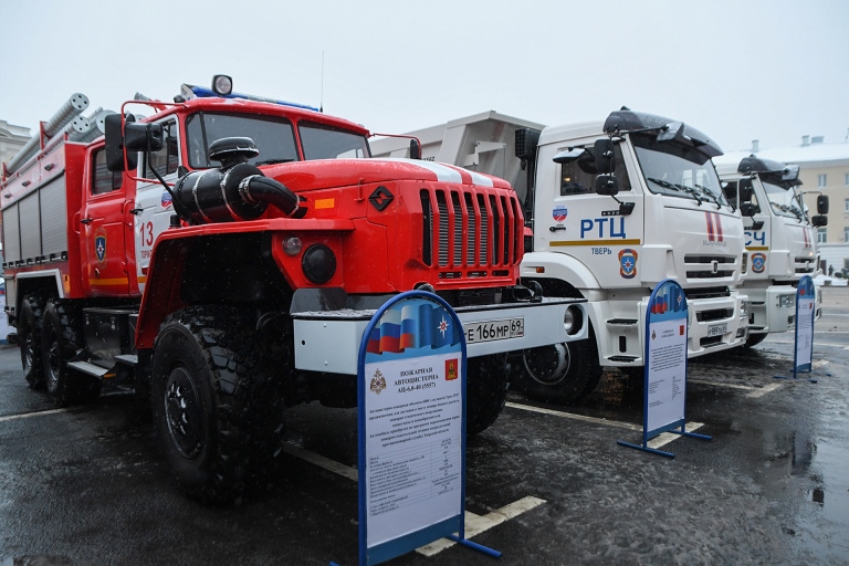 Муниципалитеты Тверской области получили новые школьные автобусы, автомобили скорой помощи и спецтранспорт для спасателей