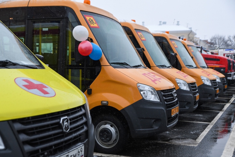 Муниципалитеты Тверской области получили новые школьные автобусы, автомобили скорой помощи и спецтранспорт для спасателей