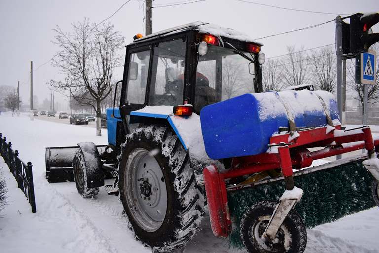 Расчистка улиц и вывоз снега в Твери ведется в круглосуточном режиме