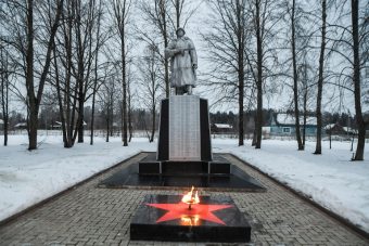 Игорь Руденя начал рабочий визит в Жарковский округ с посещения воинского захоронения