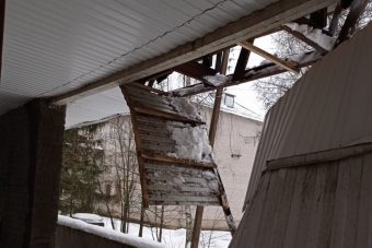 Обрушился козырек над входом в районную больницу в Тверской области