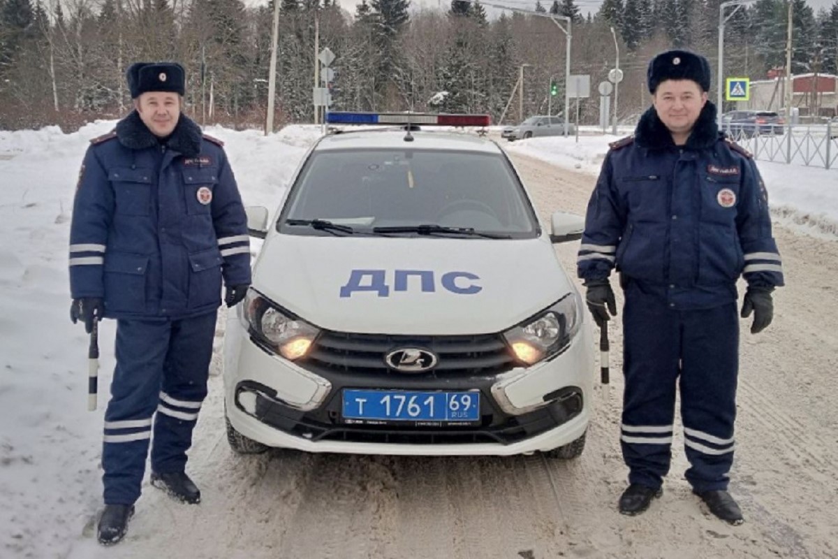 Тверские гаишники помогли женщине-водителю, попавшей в беду