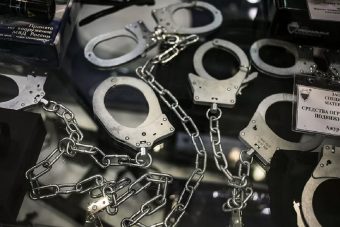Подростков и женщин в России запретили заковывать в кандалы
