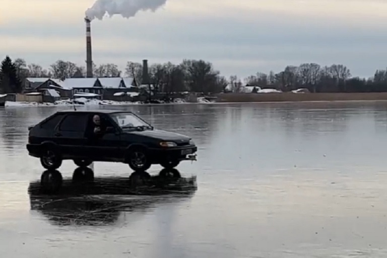 В Тверской области лихие головы прокатились на Ладе по льду едва застывшего водоема