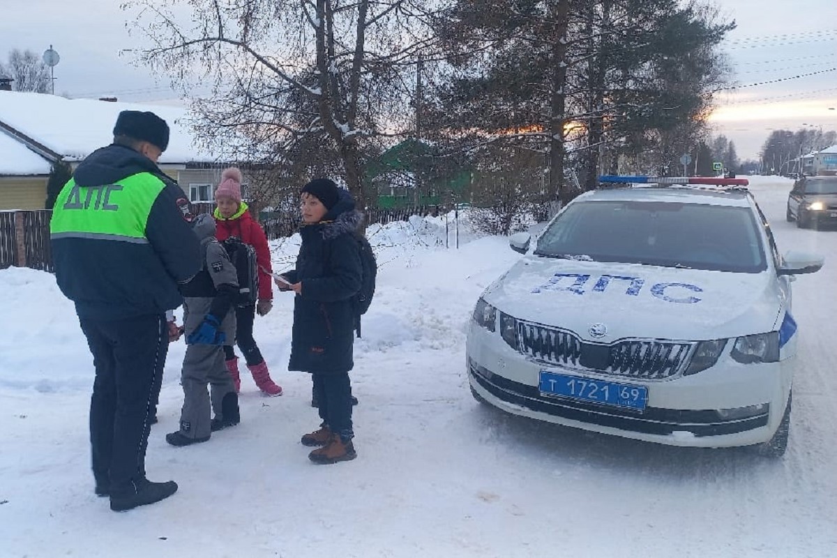 Тверской детворе напомнили о необходимости засветиться