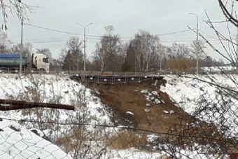 В Тверской области после частичного обрушения восстанавливают мост В Тверской области после частичного обрушения восстанавливают мост
