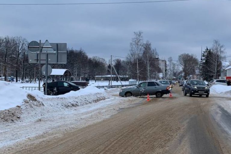 В Калязине при столкновении двух автомобилей пострадала женщина-пассажир