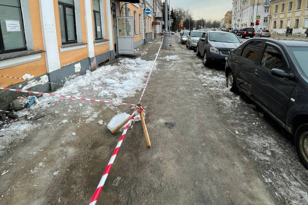 СКР начал проверку после падения глыбы льда на прохожую в центре Твери