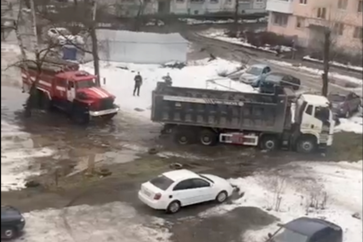 Большой грузовик застрял во дворе в Твери