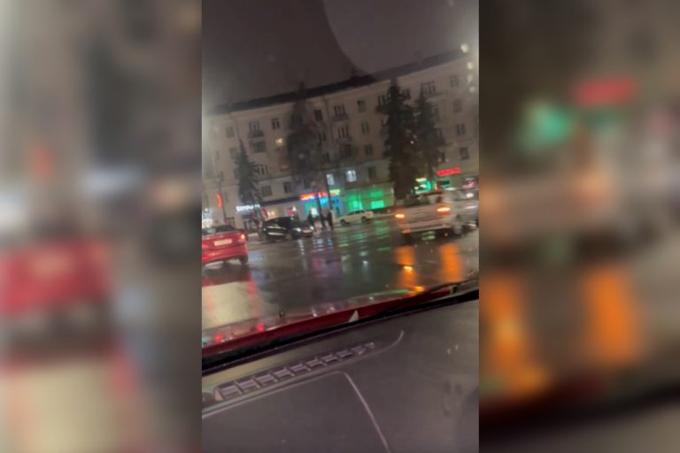 При ДТП автомобиль снес "умный" светофор на площади Капошвара в Твери