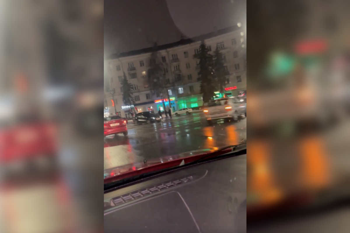 При ДТП автомобиль снес умный светофор на площади Капошвара в Твери