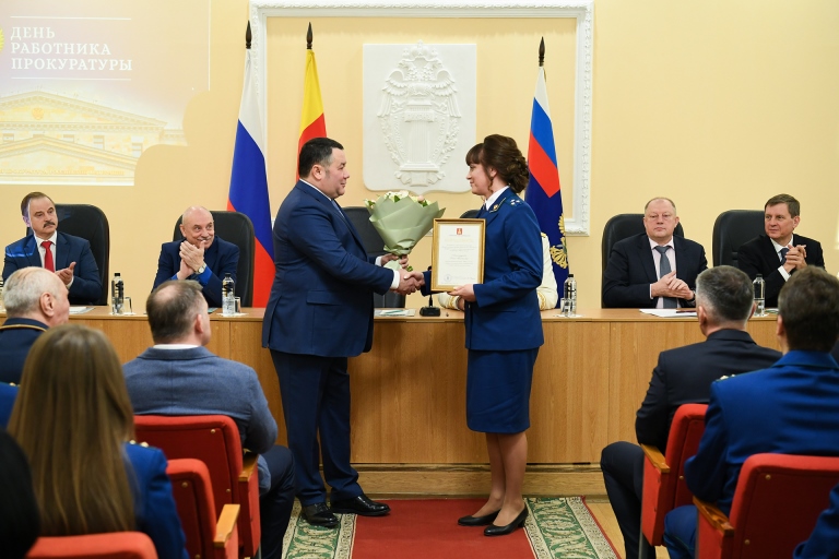 В Тверской области лучшие сотрудники прокуратуры получили награды из рук губернатора