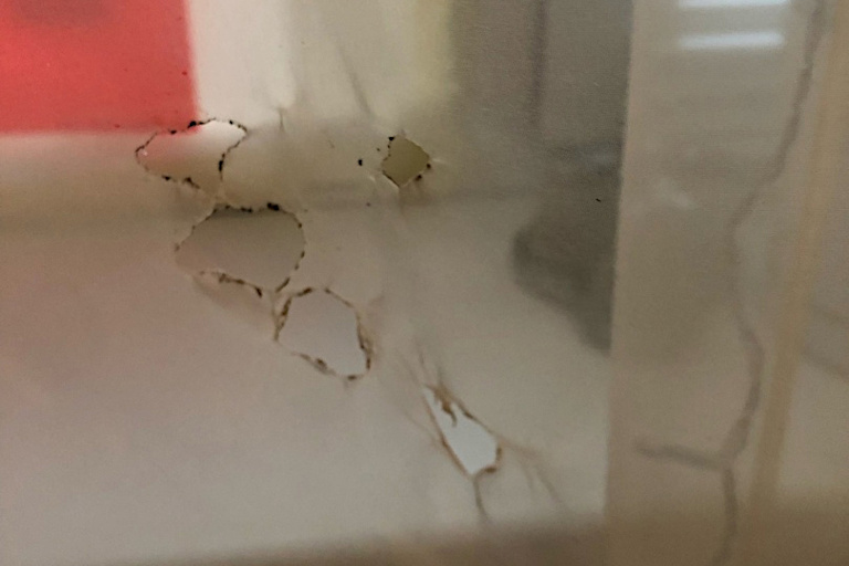 В Твери фейерверк разбил стекло и залетел в окно квартиры на первом этаже
