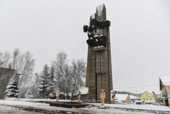 Дмитрий Патрушев и Игорь Руденя возложили цветы к Обелиску Победы в Бежецке