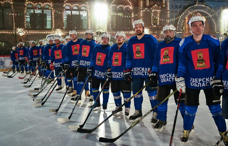 Дети и спасатели из Тверской области сыграли вничью с хоккейной командой Службы коменданта Московского Кремля