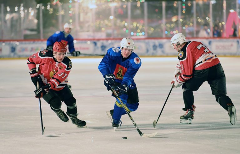 Дети и спасатели из Тверской области сыграли вничью с хоккейной командой Службы коменданта Московского Кремля
