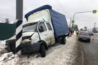 Легковушка врезалась в Газель и сбила пешехода в Тверской области