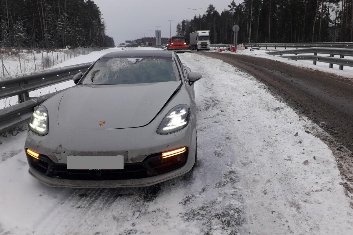 На М-11 в Тверской области столкнулись Porsche, КамАЗ и дорожная машина