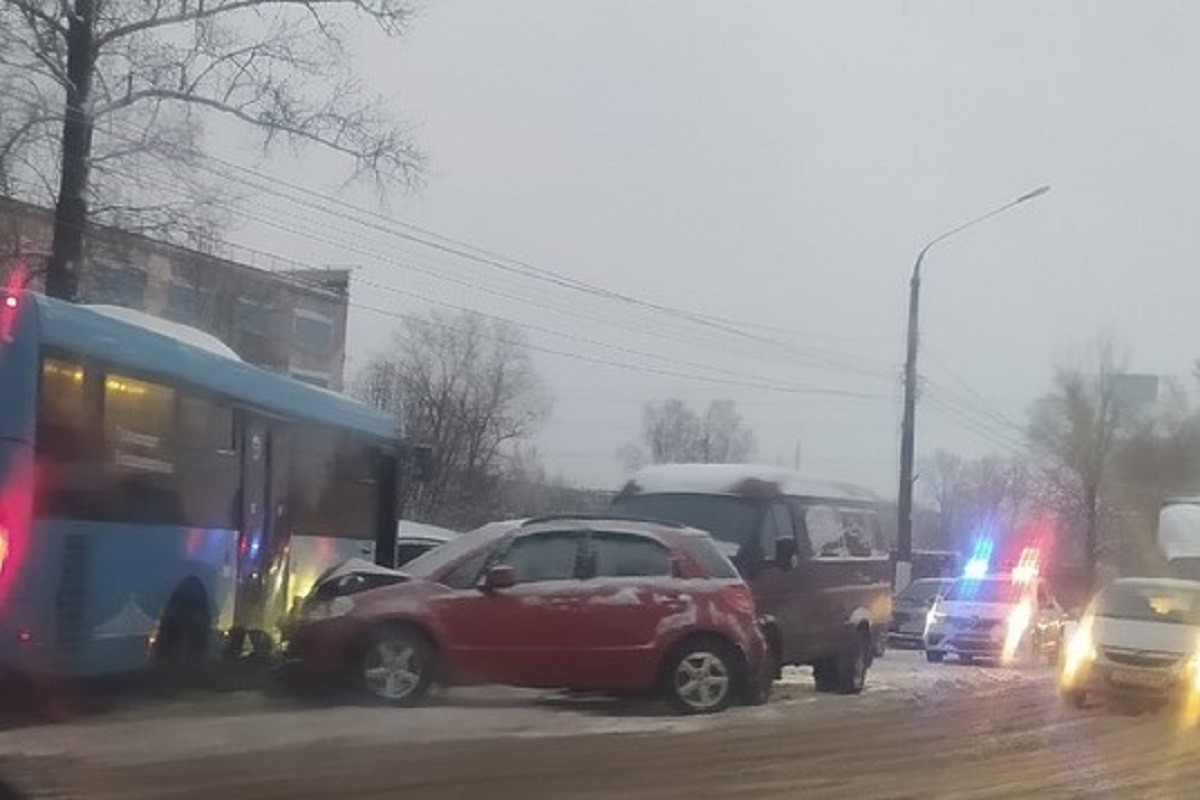 Массовое ДТП с участием автобуса произошло в Твери