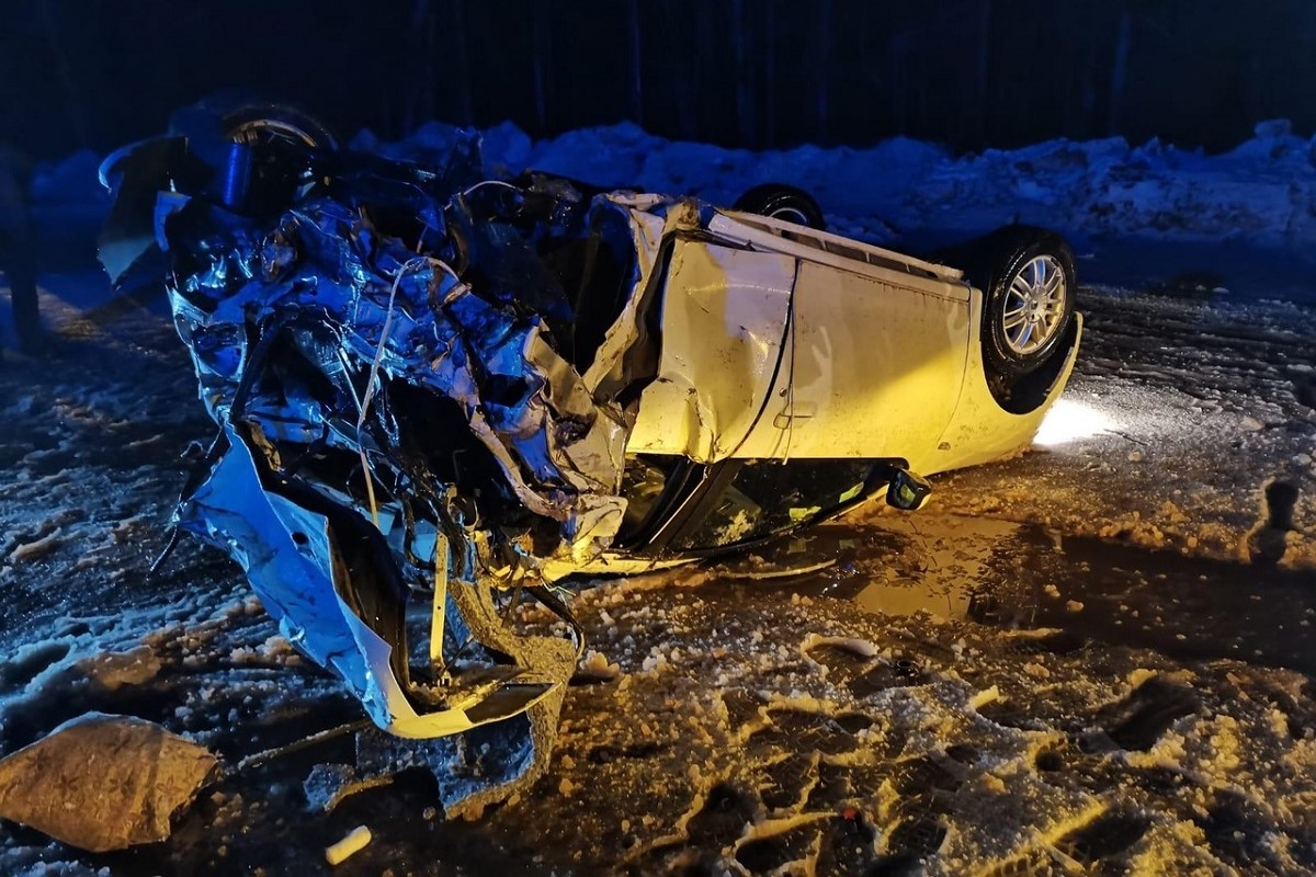 Водитель легковушки погиб, врезавшись в фуру на М-9 в Тверской области