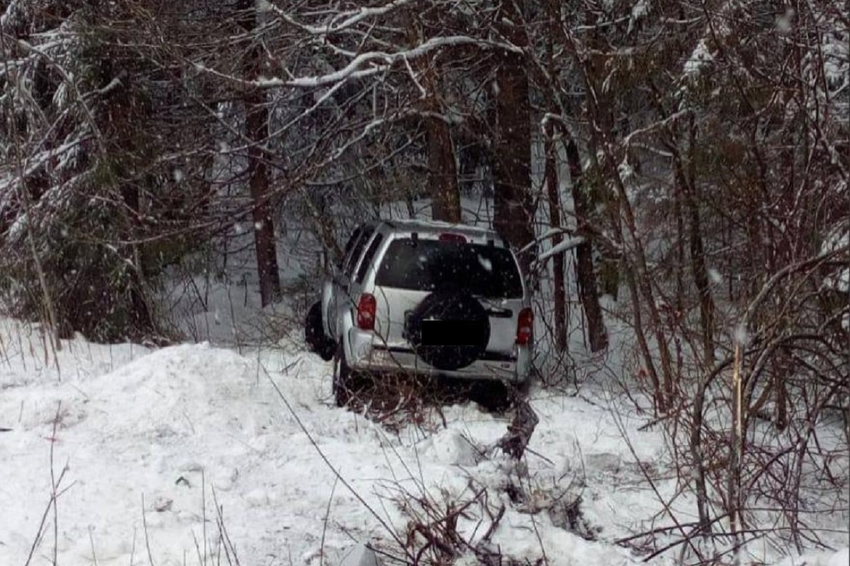 Jeep Grand Cherokee нырнул в кювет в Тверской области