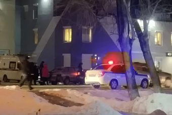 Водитель легковушки скончался, врезавшись в припаркованный автомобиль в Тверской области