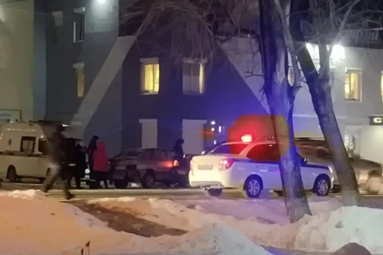 Водитель легковушки скончался, врезавшись в припаркованный автомобиль в Тверской области
