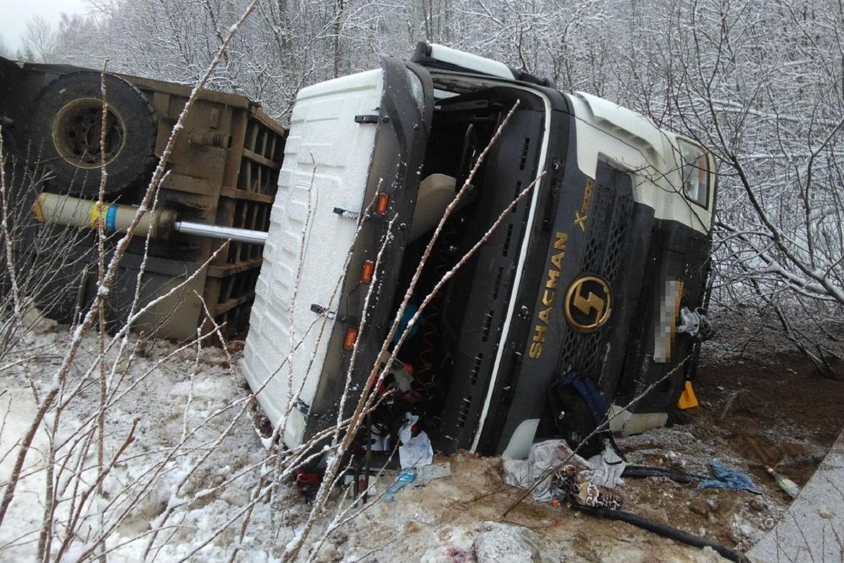 Самосвал опрокинулся на дороге в Тверской области