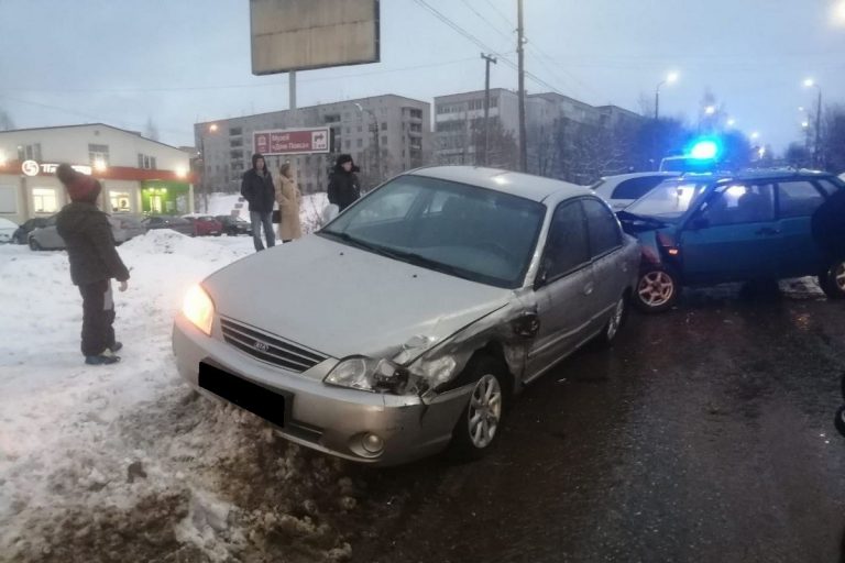 Выезд на встречку стал причиной ДТП в Тверской области