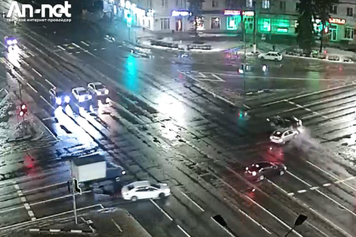 Легковушка снесла светофор в Центральном районе Твери (видео)