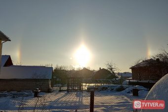 Накануне Рождества в небе над Тверью появился радужный нимб у солнца Накануне Рождества в небе над Тверью появился радужный нимб у солнца