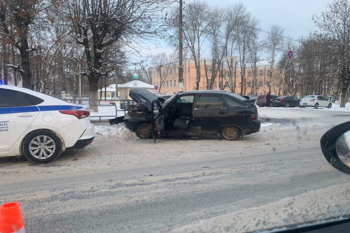 В Твери на Петербургском шоссе столкнулись легковушка и фургон