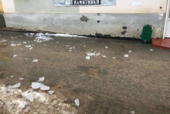 Наледь с крыши дома в Твери рухнула на женщину